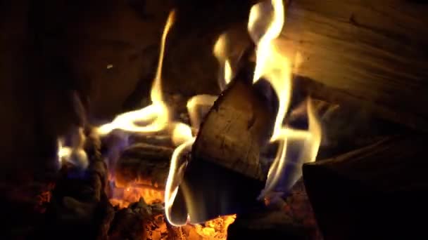砖头壁炉里的火在燃烧 — 图库视频影像