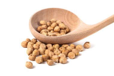 Beyaz arka plan üzerinde sağlıklı gıda izole bir tahta kaşık kuru nohut