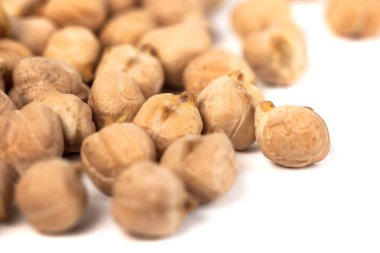 Beyaz arka plan üzerinde sağlıklı gıda izole kuru ham organik nohut