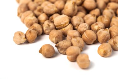 Beyaz arka plan üzerinde sağlıklı gıda izole kuru ham organik nohut