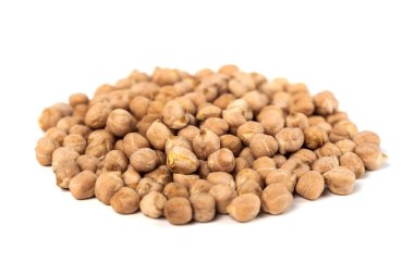 Beyaz arka plan üzerinde sağlıklı gıda izole kuru ham organik nohut