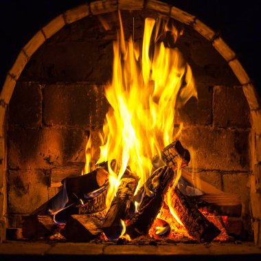 Ahşap ev, rahat bir şöminede yanan sıcak tutar.