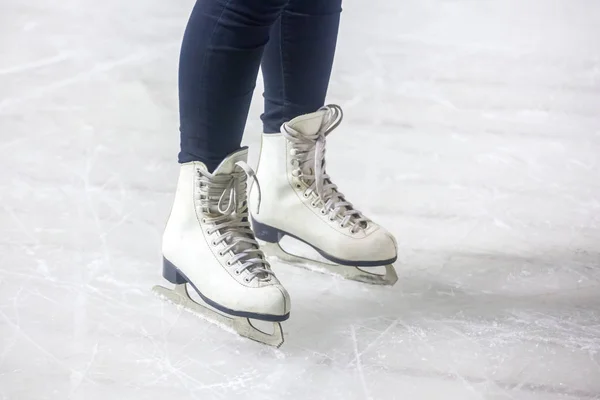 Pés Nos Patins Uma Pessoa Rolando Pista Gelo — Fotografia de Stock