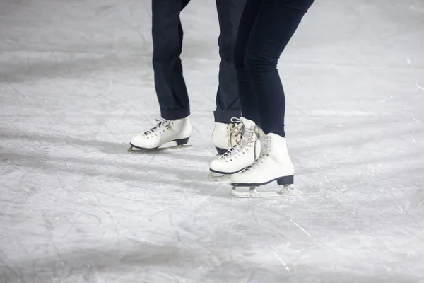 Pés Nos Patins Uma Pessoa Rolando Pista Gelo — Fotografia de Stock