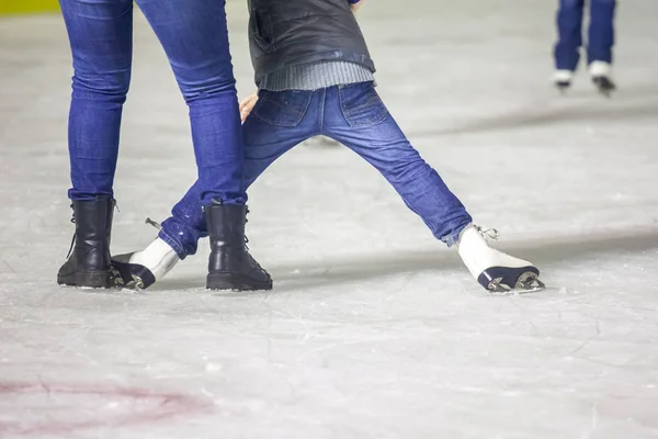 Füße Auf Den Schlittschuhen Einer Person Die Auf Der Eisbahn — Stockfoto