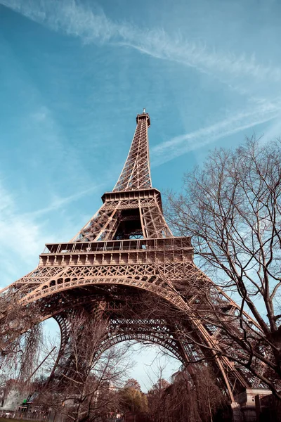 Wide Shot Van Eiffeltoren Met Blauwe Hemel Paris Frankrijk — Stockfoto