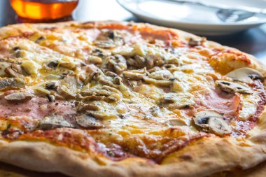 ahşap masa, en lezzetli İtalyan yemekleri, yemek pizza.