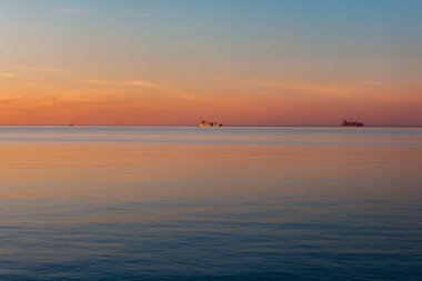 Güzel gün batımı Karadeniz üzerinde. Altın deniz günbatımı. Poti, Gürcistan, Caucasus