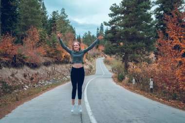 güzel genç kız Svaneti de yol sevinç için atlama