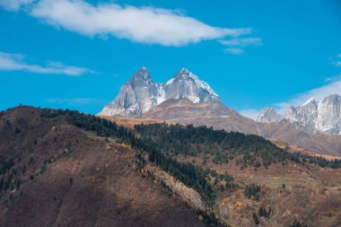 İki yüksek kayalık zirveleri Svaneti bölgesi Ge dır Dağı