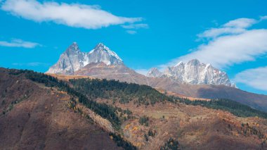 İki yüksek kayalık zirveleri Svaneti bölgesi Ge dır Dağı