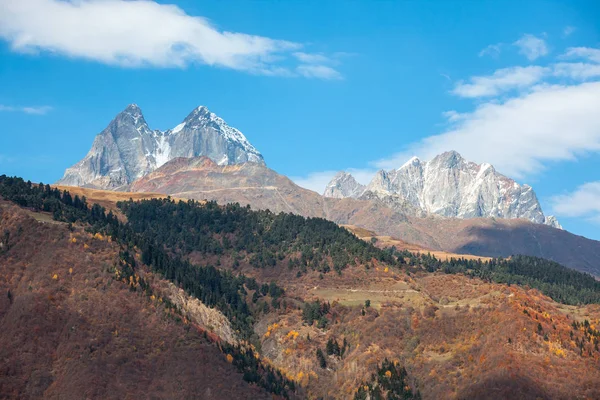 İki yüksek kayalık zirveleri Svaneti bölgesi Ge dır Dağı