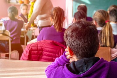 çocuk aktif olarak sınıfta katılmak, okumak ve dinlemek için t