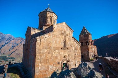 Gergeti, Gerogia - 06.10.2018: Gergeti Trinity Kilisesi mou içinde