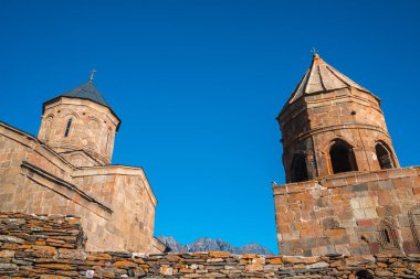 Gergeti Trinity Kilisesi Kafkasya dağlarında