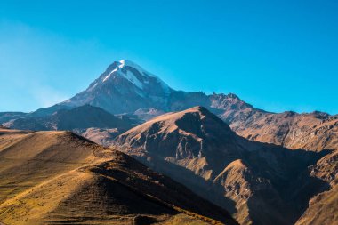 Güneşli bir gün, Mount Kazbek (Mkinvartsveri). Kafkas Dağları