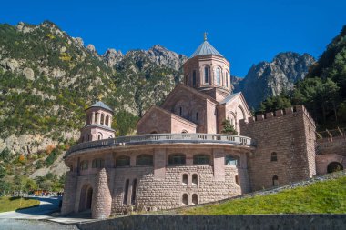 Archangel Manastırı kompleks Dariali vadide yer
