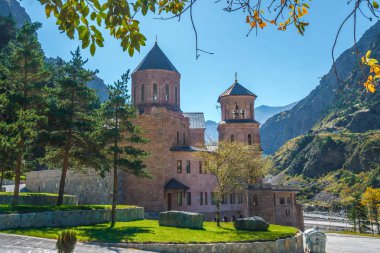 Archangel Manastırı kompleks Dariali vadide yer