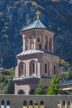 Archangel Manastırı kompleks Dariali vadide yer