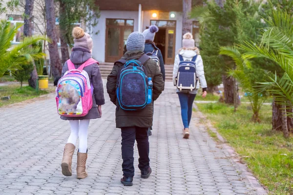 Grupo de niños que van juntos a la escuela — Foto de Stock