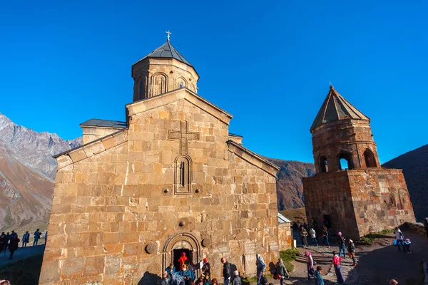 Gergeti, Gerogia - 06.10.2018: Iglesia de la Trinidad de Gergeti en el mou — Foto de Stock