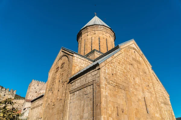 Eglise d'Ananuri et complexe château sur la rivière Aragvi en Géorgie — Photo