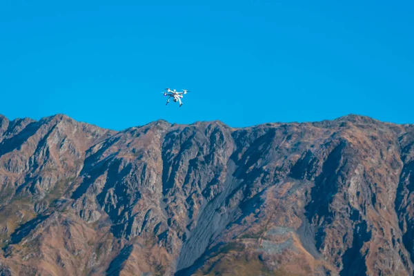 Drone sobre as montanhas caucasianas no céu azul — Fotografia de Stock