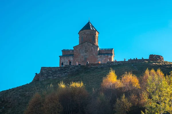 Gergeti-Dreifaltigkeitskirche in den Bergen des Kaukasus — Stockfoto