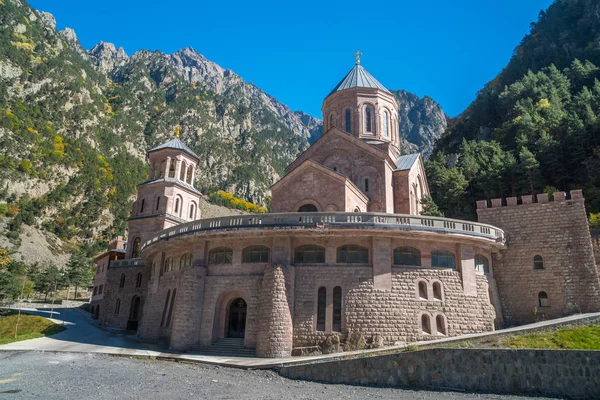 Archanděl klášterní komplex se nachází v soutěsce Dariali — Stock fotografie