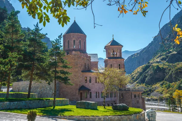 Complejo del Monasterio del Arcángel ubicado en la garganta de Dariali — Foto de Stock