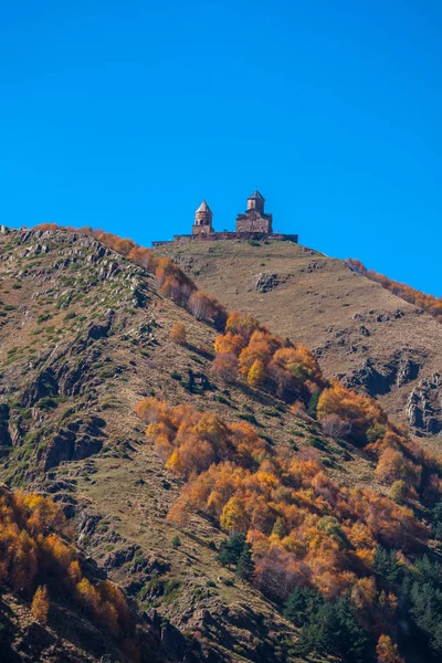 Gergeti-Dreifaltigkeitskirche in den Bergen des Kaukasus — Stockfoto