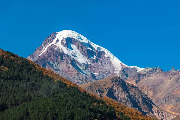 Mont Kazbek (Mkinvartsveri) au soleil. Montagnes du Caucase — Photo
