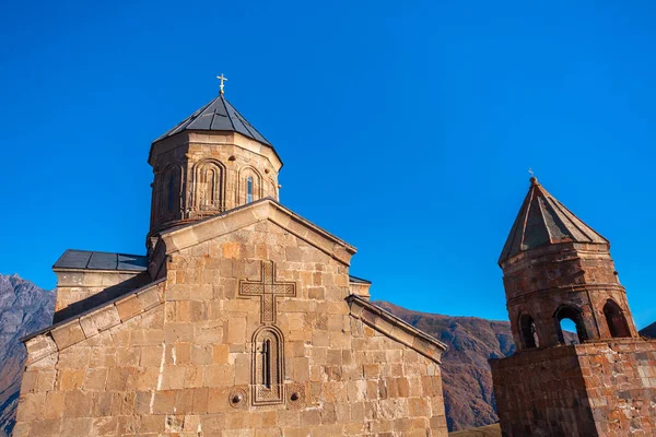 Igreja da Trindade de Gergeti nas montanhas do Cáucaso — Fotografia de Stock