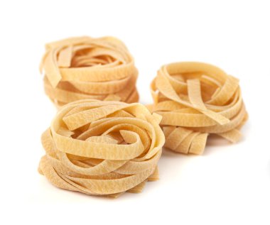 Tagliatelle üzerinde beyaz bac izole İtalyan makarna pişmemiş yuvası