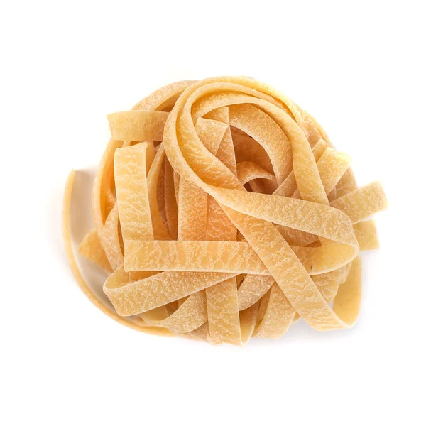 Nido sin cocer de pasta italiana tagliatelle aislada en bac blanco — Foto de Stock