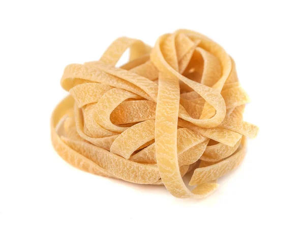 Okokt boet av tagliatelle italiensk pasta isolerad på vita bac — Stockfoto