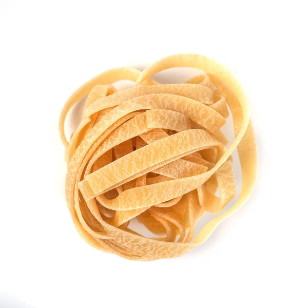 Okokt boet av tagliatelle italiensk pasta isolerad på vita bac — Stockfoto