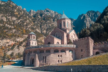 Archangel Manastırı kompleks Dariali vadide yer