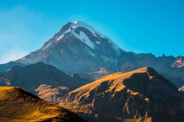Güneşli bir gün, Mount Kazbek (Mkinvartsveri). Kafkas Dağları