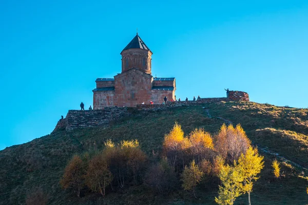 Gergeti-Dreifaltigkeitskirche in den Bergen des Kaukasus — Stockfoto