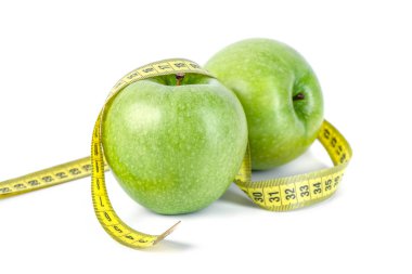 Beyaz arka plan kasette ölçme ile yeşil elma