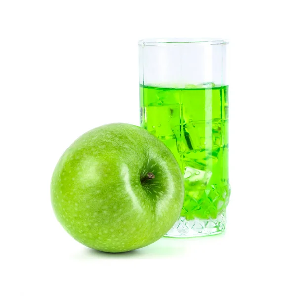 Zöld alma és a koktél jég elszigetelt fehér background — Stock Fotó