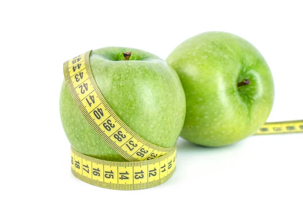 측정 테이프 흰색 바탕에 녹색 사과 — 스톡 사진