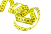 Žlutá měřicí páska izolované na bílém pozadí