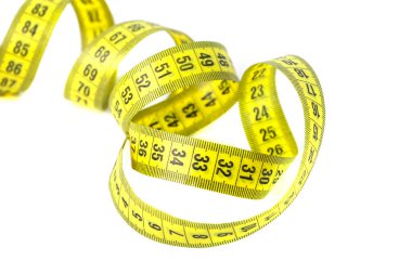 Sarı mezura beyaz arkaplanda izole edildi