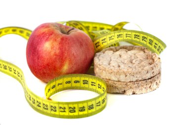 Teyp ölçme ile sağlıklı kahvaltılık Mısır galettes ve Kırmızı elma