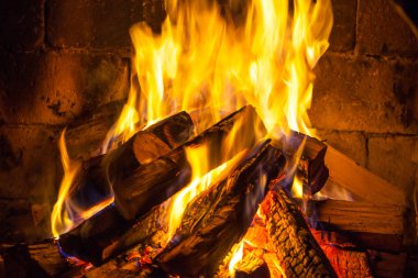 Ahşap ev, rahat bir şöminede yanan sıcak tutar