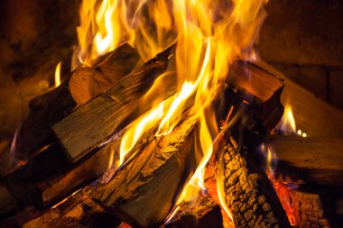 Ahşap ev, rahat bir şöminede yanan sıcak tutar