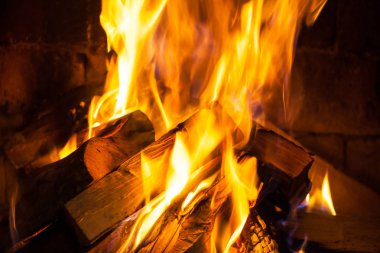 Ahşap ev, rahat bir şöminede yanan sıcak tutar