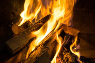 Ahşap ev, rahat bir şöminede yanan sıcak tutar